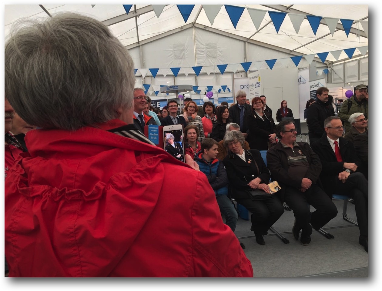 Kaminbau-Messestand-Interessanter-Gäste