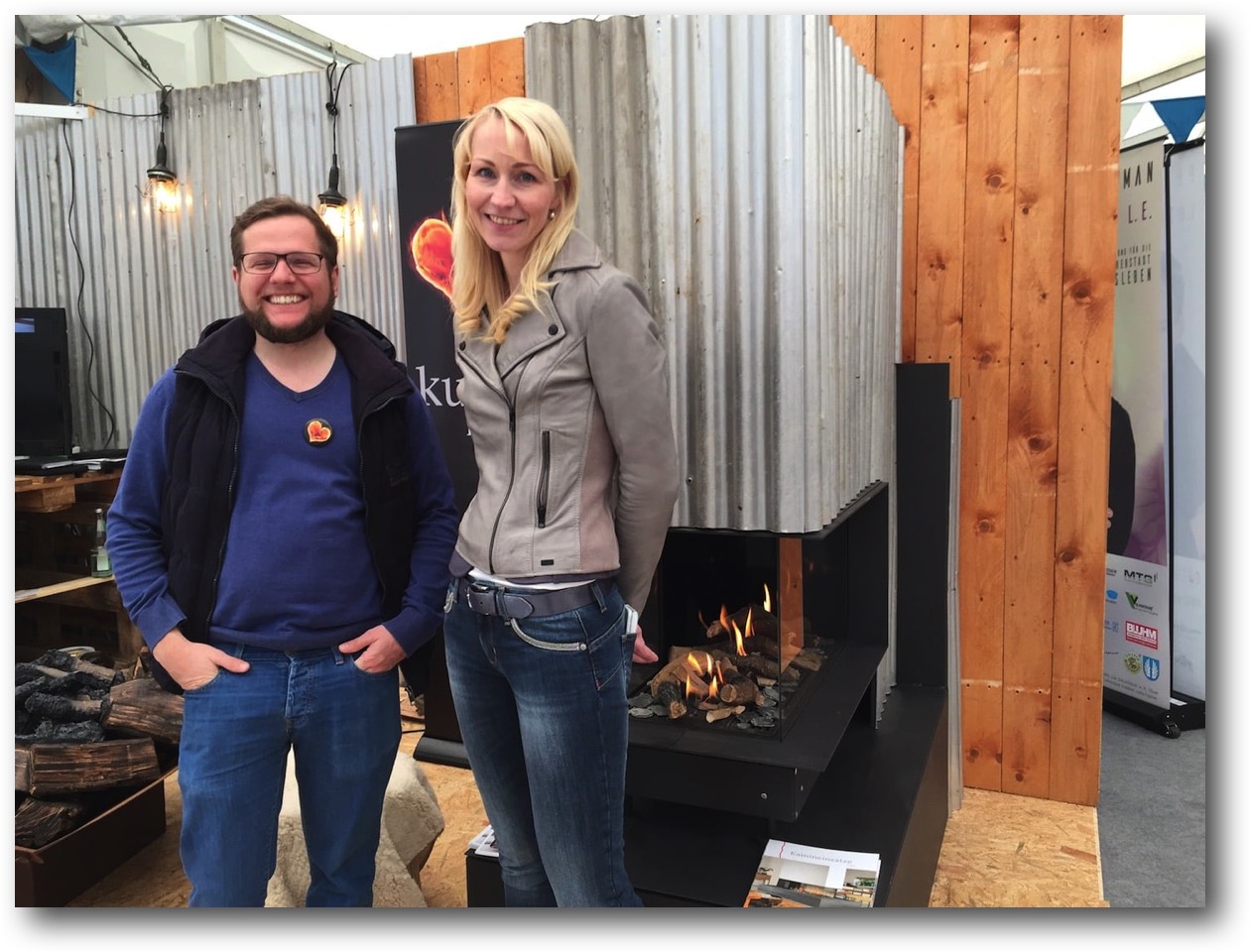 Kaminbau-Messestand-Interessanter-Gast