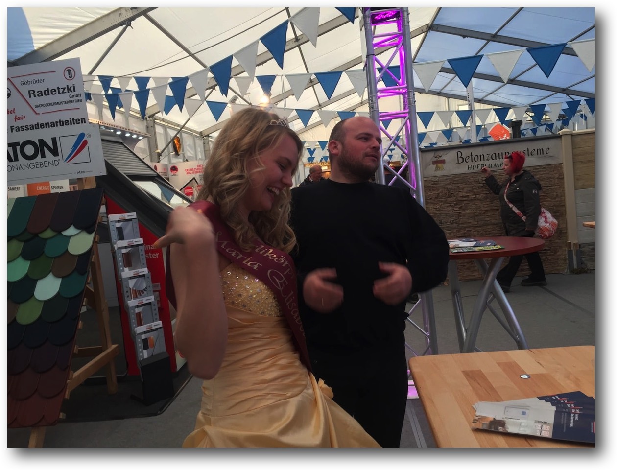 Kaminbau-Messestand-Nachbarstand