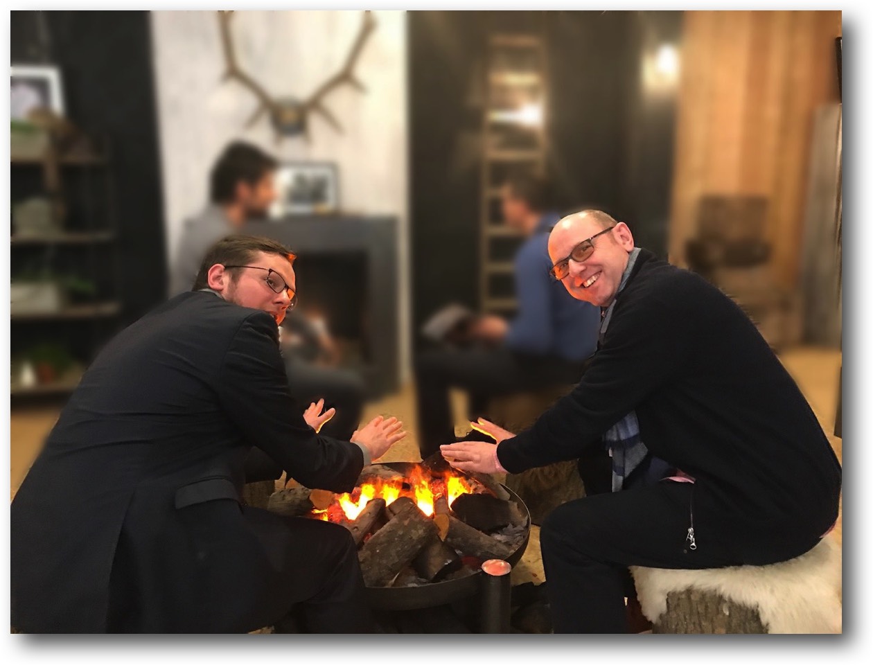 Wärmen am Kaminfeuer