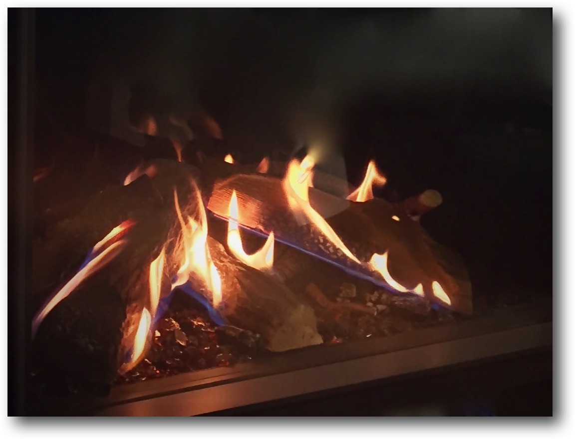 Gaskamine-Brunner-mit-Feuer-und-Flammen