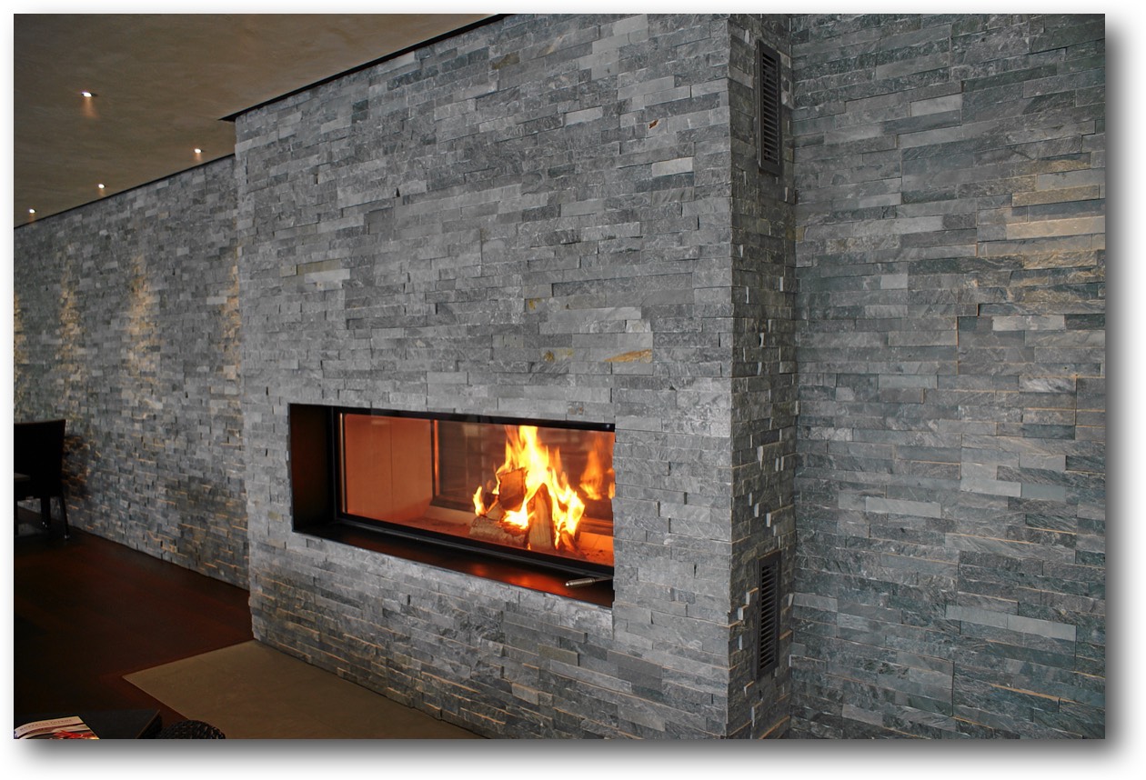 Cooler Look und trendiges Design Kamin mit Naturstein